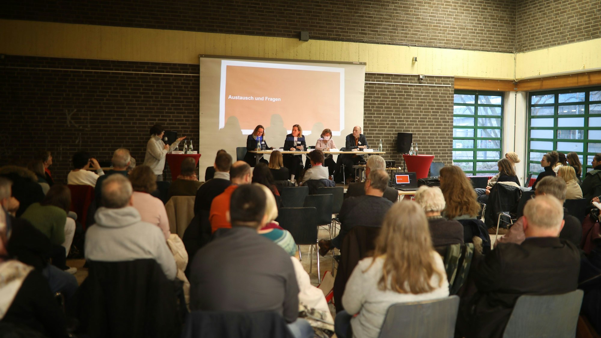 Die Leiterin des Amtes für Wohnungswesen, Heike Kerscher, sowie weitere Vertreter der Verwaltung informierten bei der Veranstaltung in der Glashütte.