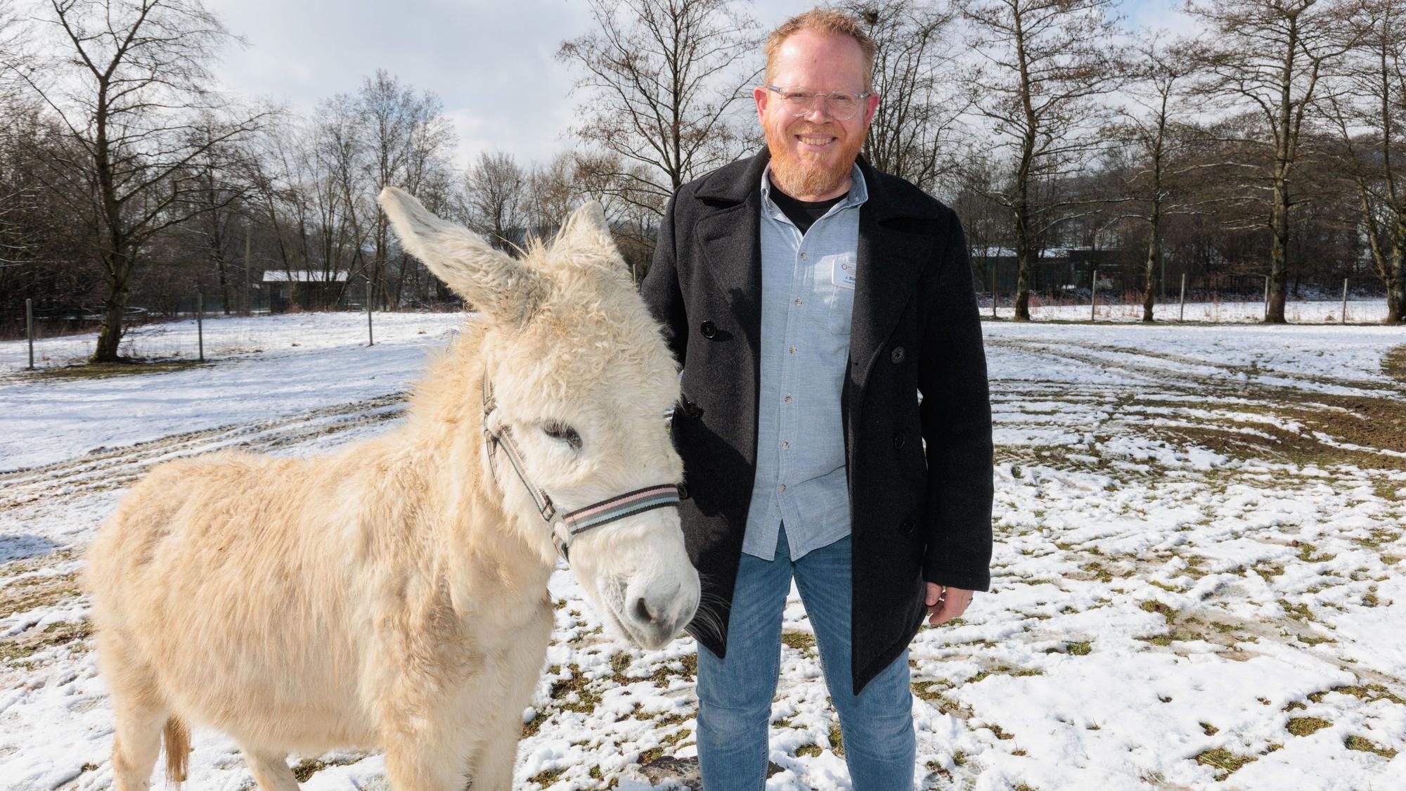 Therapie-Esel Olaf und der leitende Ergotherapeut Jörg Büscher.