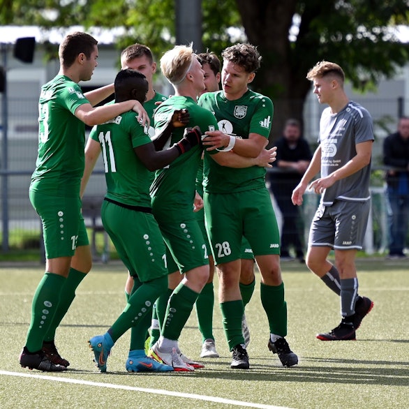 25.09.2022, Fussball-Lützenkirchen - Berg. Neukirchen
Freude nach dem 1:0 für Neukirchen durch Leon Kauermann (rechts)28
Foto: Uli Herhaus