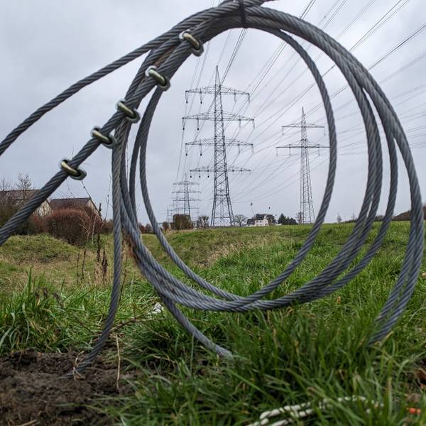 In Hürth beschweren sich Anwohner über peitschende Geräusche von den im Bau befindlichen Hochspannungsmasten. Das Foto zeigt Stahlkabel und im Hintergrund die Masten.
