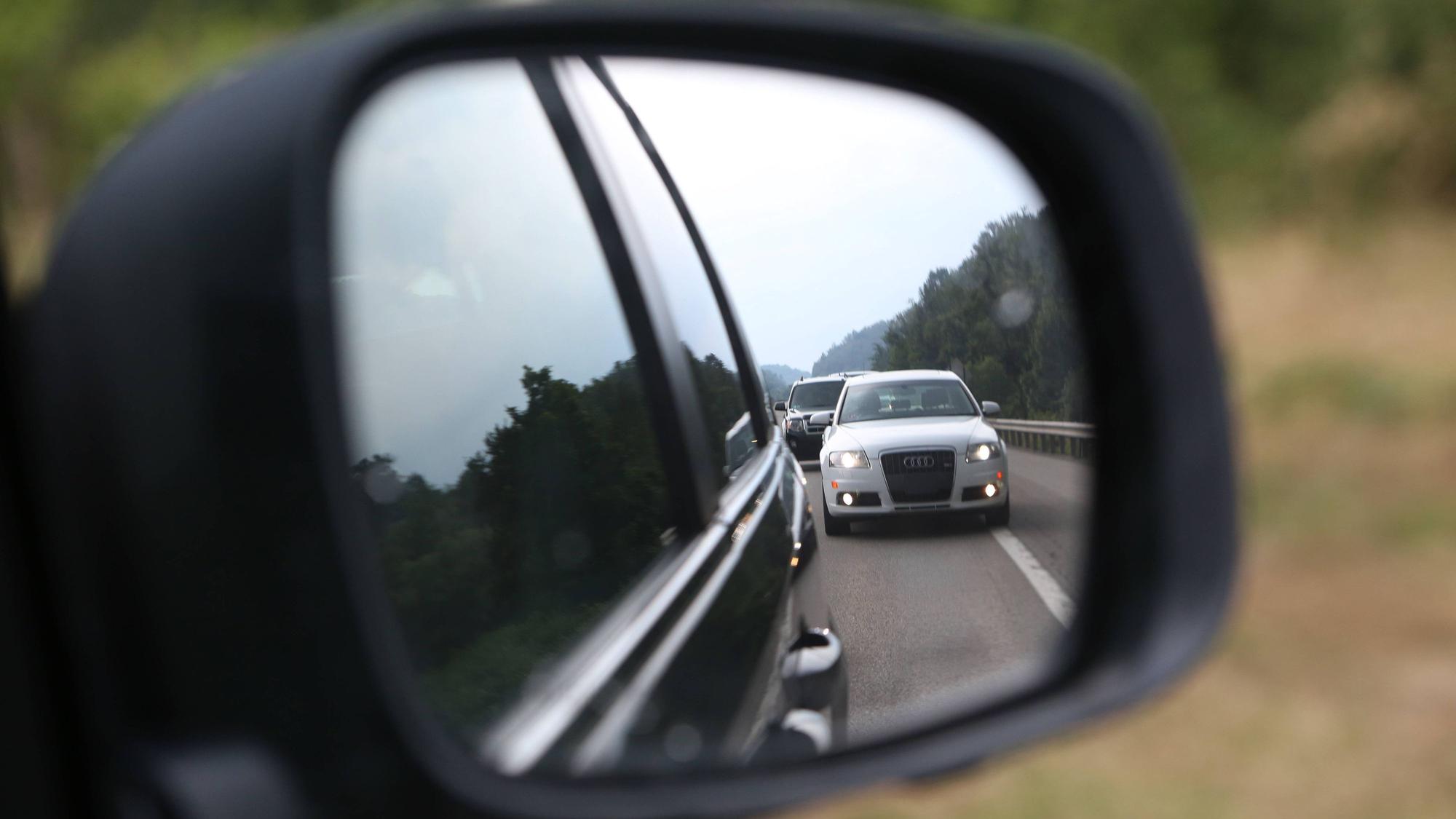 Ein Autofahrer drängelt auf der Landstraße. (Symbolbild)
