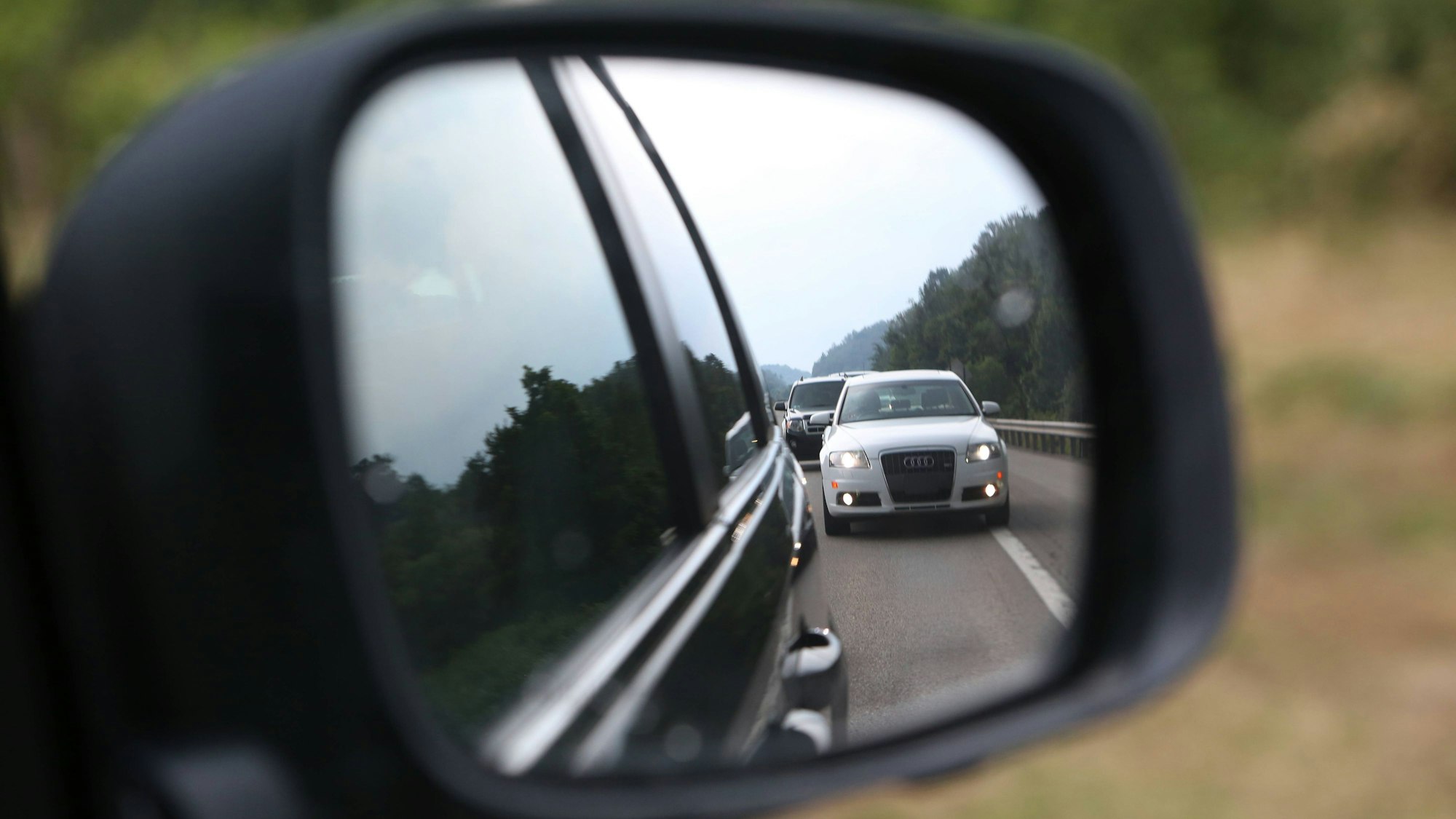 Ein Autofahrer drängelt auf der Landstraße. (Symbolbild)