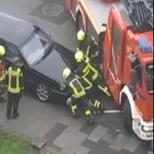 Feuerwehr schiebt Auto zur Seite.