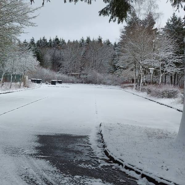 Blick auf den verschneiten Parkplatz.
