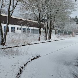Blick auf den verschneiten Parkplatz.