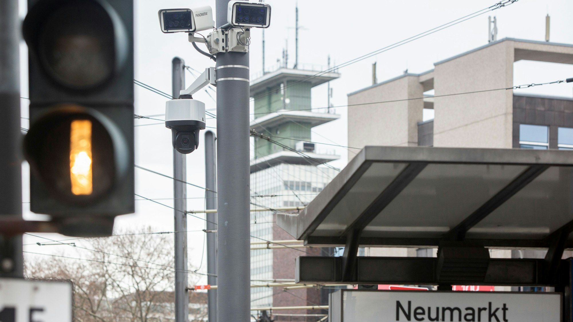 Blick auf die Videokameras am Neumarkt an einem Masten neben dem Haltestellenschild