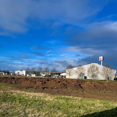 Das Grundstück an der Zufahrt zum Wirtschaftspark, auf dem der Hotelneubau entstehen soll.