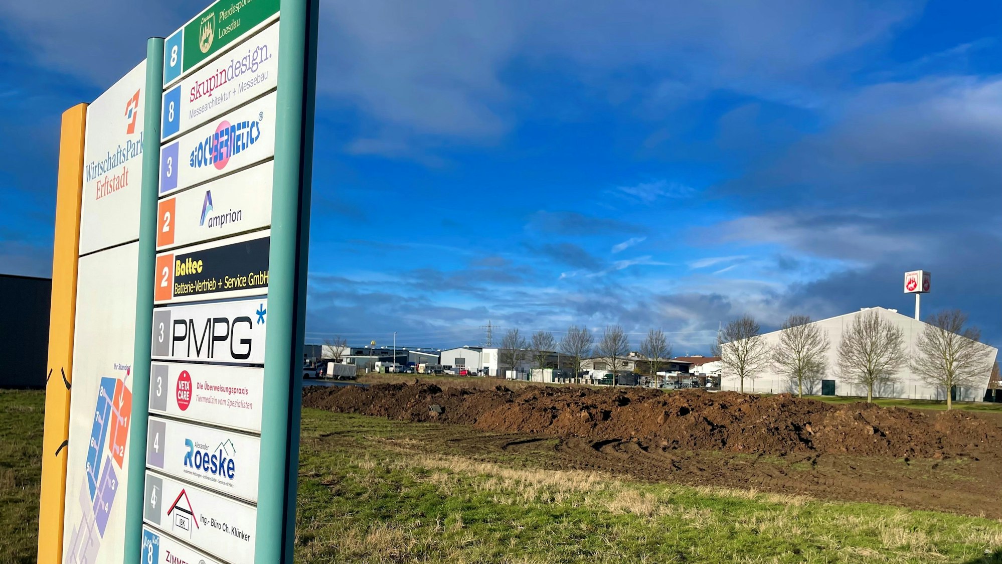 Das Grundstück an der Zufahrt zum Wirtschaftspark, auf dem der Hotelneubau entstehen soll.