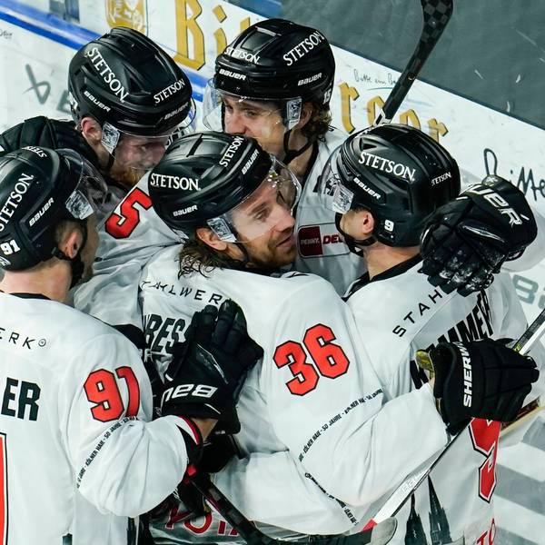 Kölns Torschütze Andreas Thuresson (M) jubelt mit Mannschaftskollegen über das Tor zum 0:2.