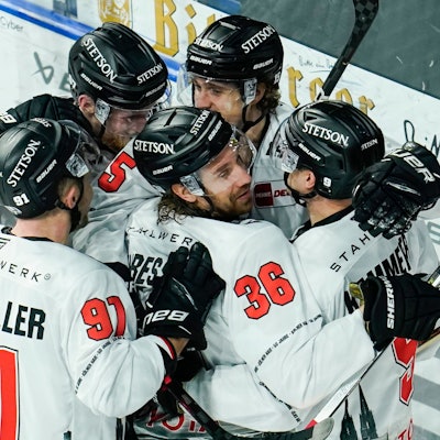 Kölns Torschütze Andreas Thuresson (M) jubelt mit Mannschaftskollegen über das Tor zum 0:2.