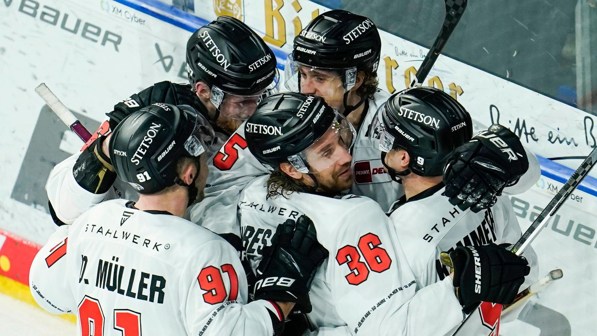 Kölns Torschütze Andreas Thuresson (M) jubelt mit Mannschaftskollegen über das Tor zum 0:2.
