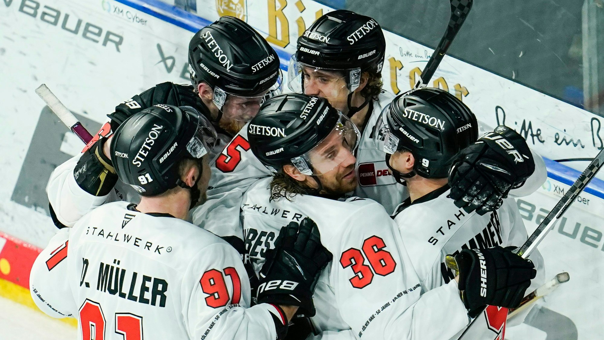 Kölns Torschütze Andreas Thuresson (M) jubelt mit Mannschaftskollegen über das Tor zum 0:2.