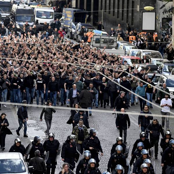 Italienische Polizisten eskortierten Fans von Eintracht Frankfurt durch die Innenstadt.