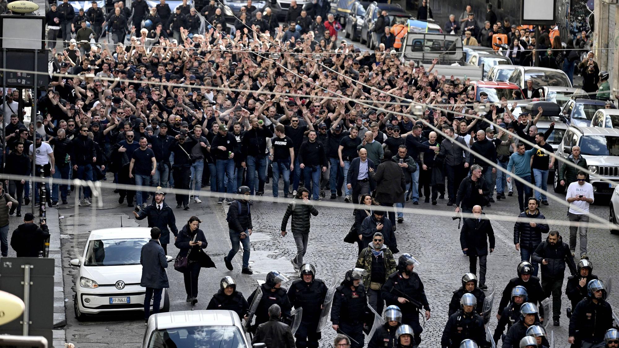 Italienische Polizisten eskortierten Fans von Eintracht Frankfurt durch die Innenstadt.