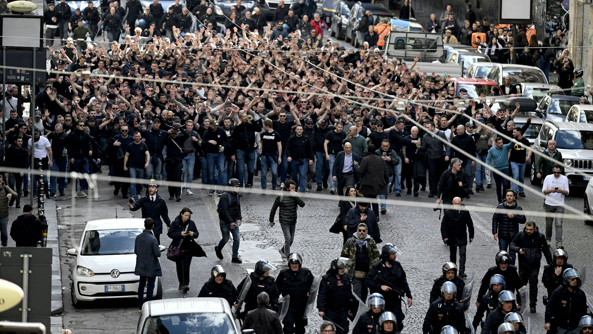 Italienische Polizisten eskortierten Fans von Eintracht Frankfurt durch die Innenstadt.