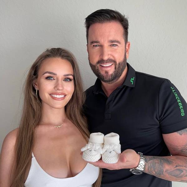 Schlagersänger Michael Wendler und seine Frau Laura lächeln in die Kamera.