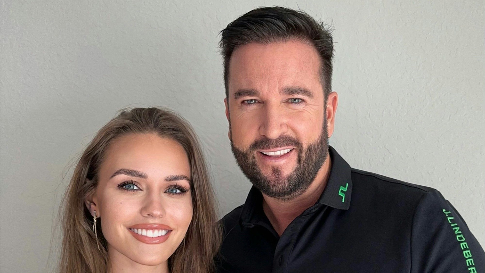 Schlagersänger Michael Wendler und seine Frau Laura lächeln in die Kamera.