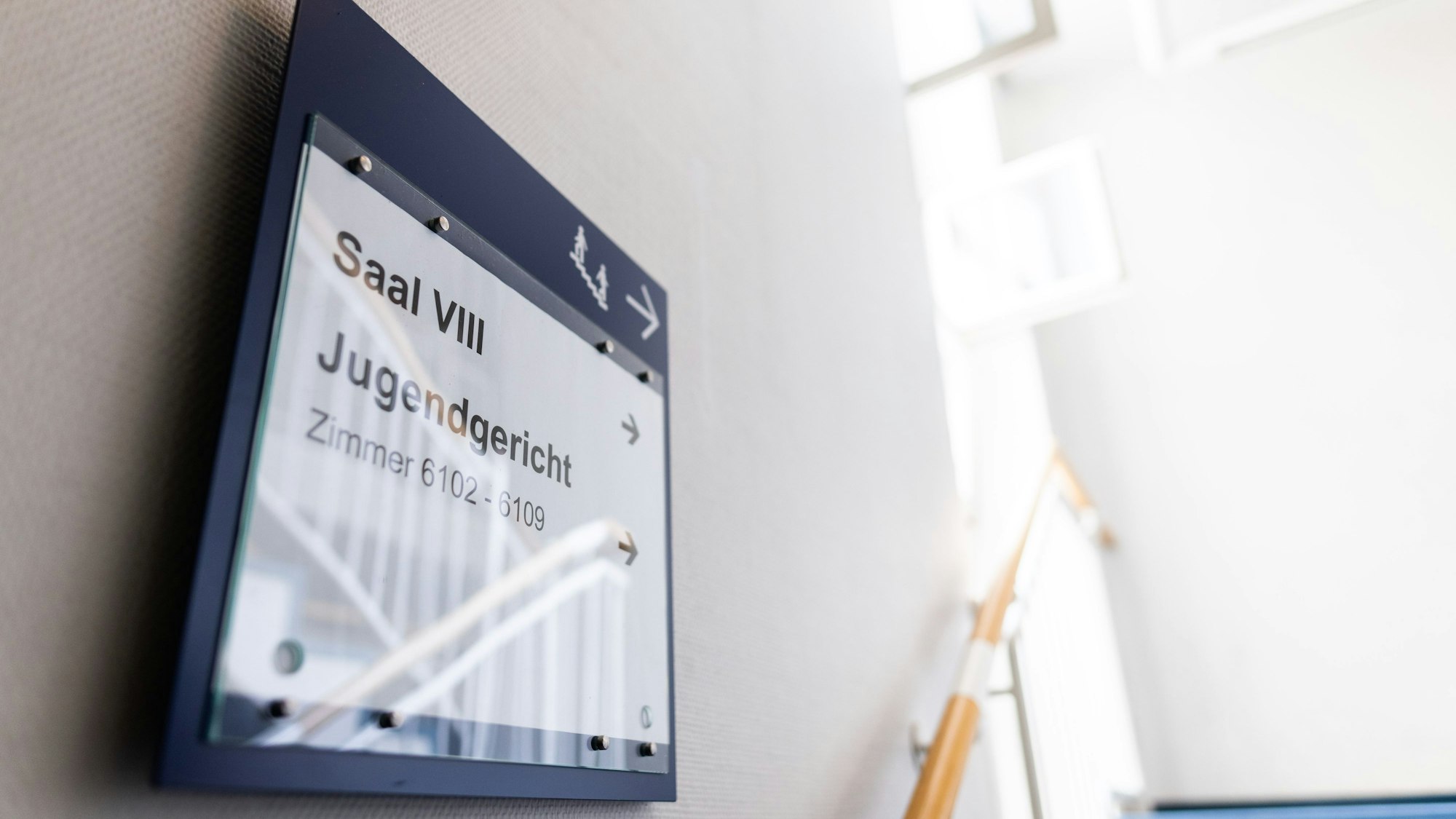 Ein Schild mit der Aufschrift „Saal VIII Jugendgericht“ hängt in einem Gerichtsgebäude.