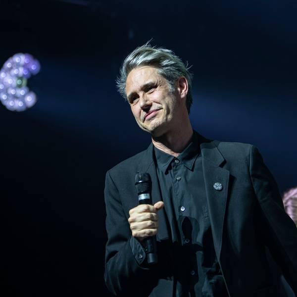 Der Sänger Dirk von Lowtzow der Band Tocotronic steht bei der Verleihung des Preises für Popkultur im schwarzen Anzug auf der Bühne, nachdem sie den Preis für das Lieblingsalbum gewonnen haben.