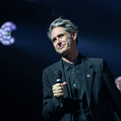 Der Sänger Dirk von Lowtzow der Band Tocotronic steht bei der Verleihung des Preises für Popkultur im schwarzen Anzug auf der Bühne, nachdem sie den Preis für das Lieblingsalbum gewonnen haben.