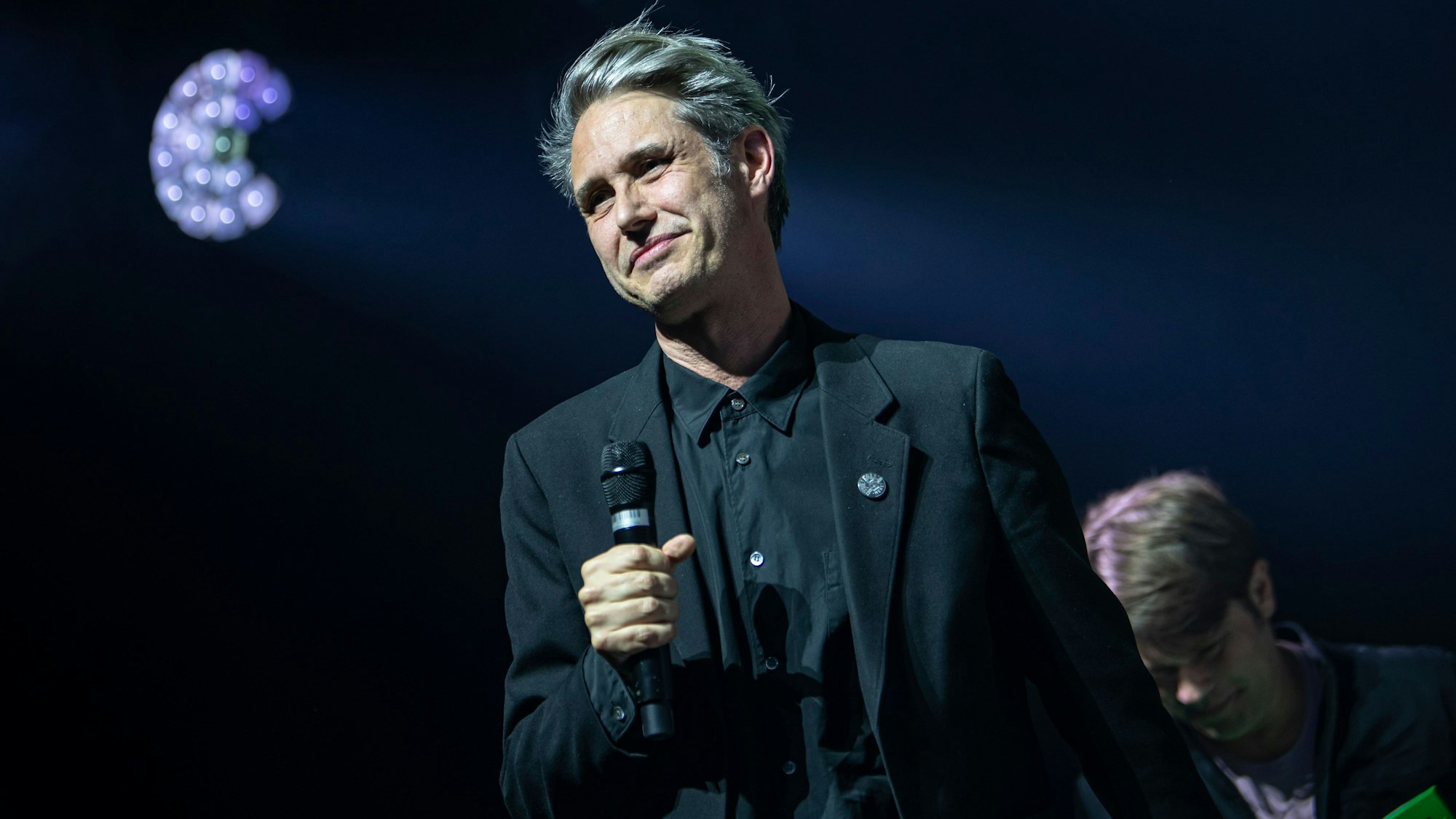 Der Sänger Dirk von Lowtzow der Band Tocotronic steht bei der Verleihung des Preises für Popkultur im schwarzen Anzug auf der Bühne, nachdem sie den Preis für das Lieblingsalbum gewonnen haben.