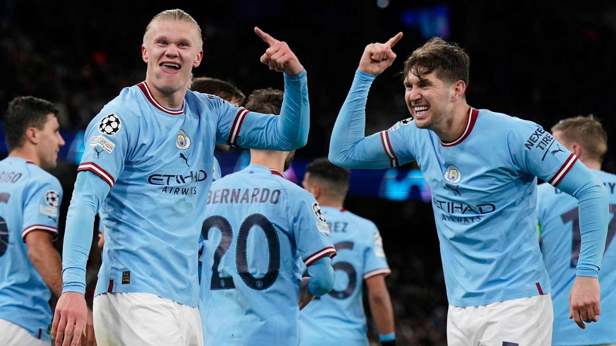 Erling Haaland, fünfmaliger Torschütze für Manchester City im Spiel gegen Leipzig, feiert mit seinem Kollegen John Stones einen seiner Treffer vom Dienstag.