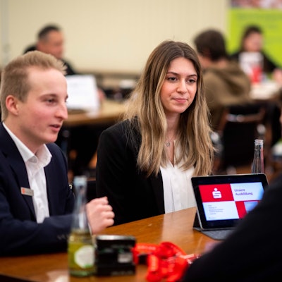Zwei Azubis der Kreissparkasse berichten von ihrer Ausbildung.