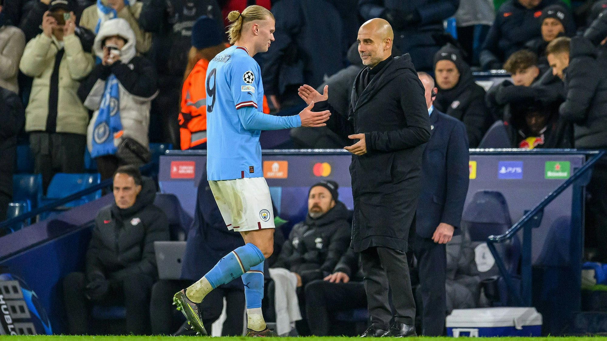 Auswechslung in der 63. Minute: Erling Haaland und Trainer Pep Guardiola geben sich die Hand.