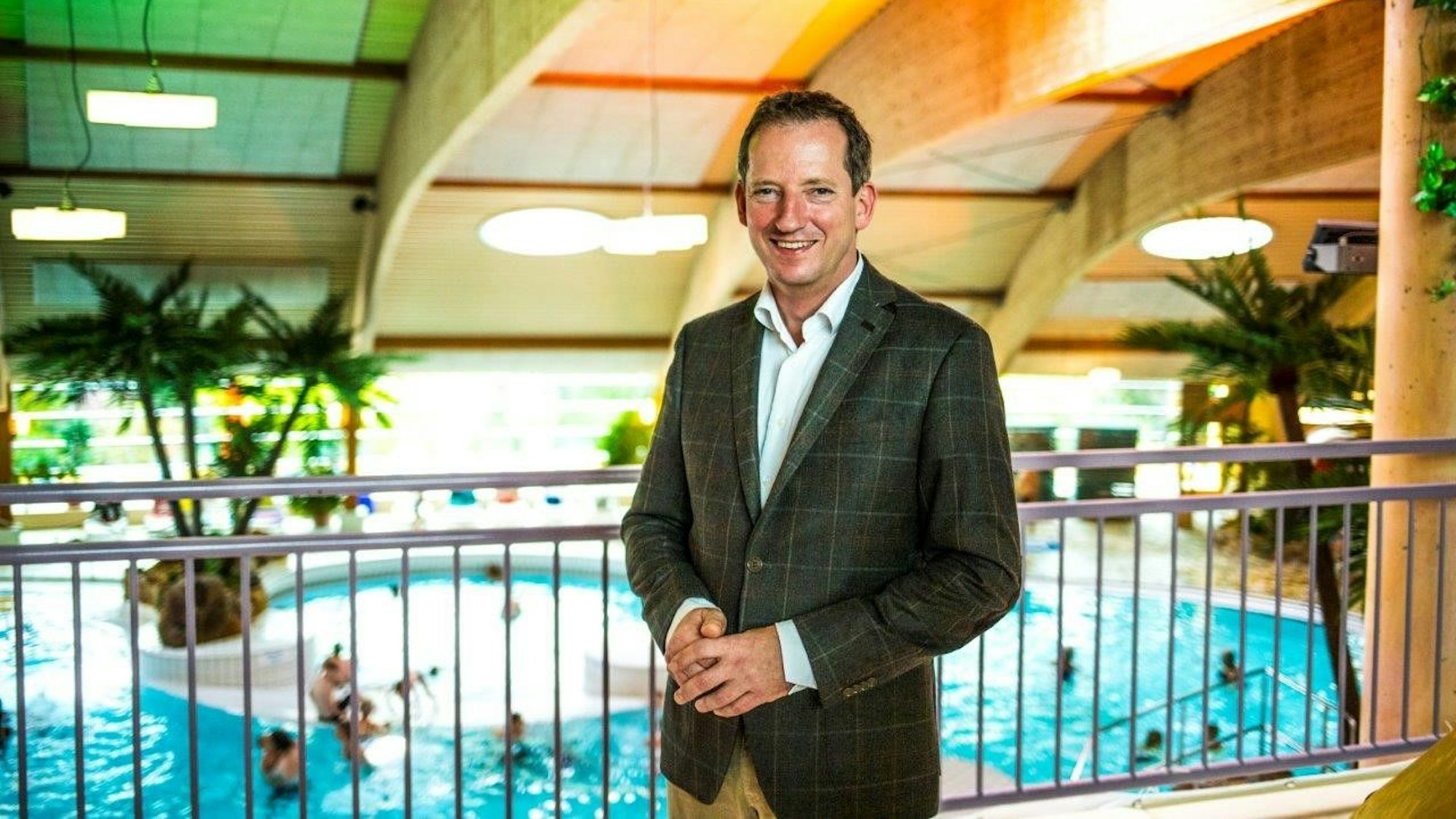 Andreas Gruber, Geschäftsführer der Göttinger Sport und Freizeit GmbH, steht in einem Schwimmbad.