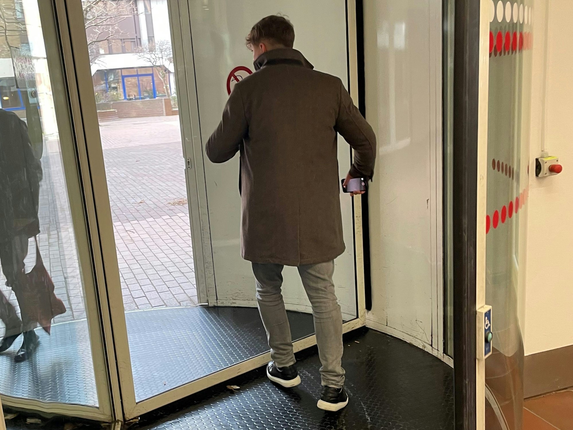 Henrik Stoltenberg beim Verlassen des Amtsgerichts Köln.