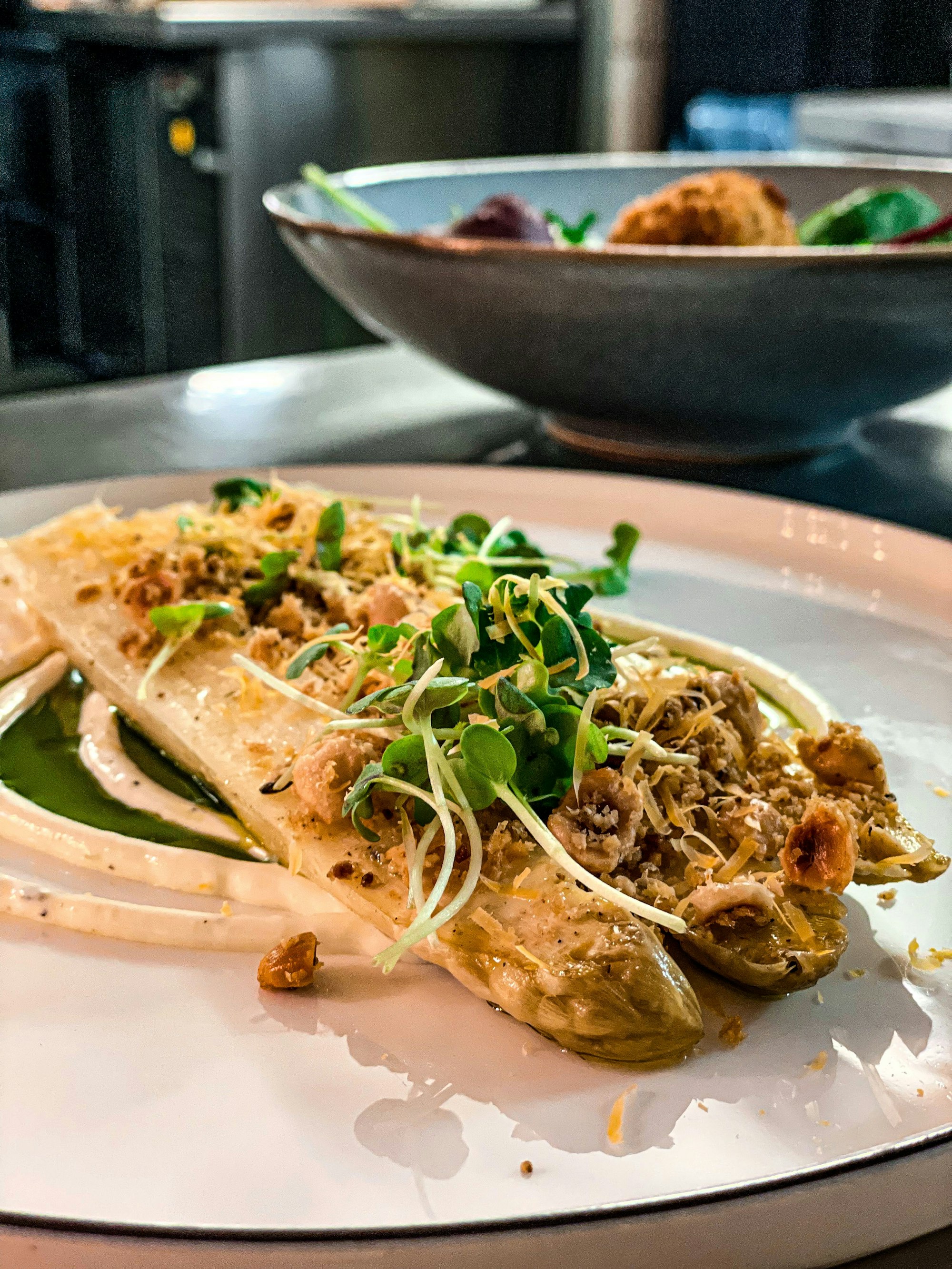 Saisonale Karte im Da's Lupo: Spargel kommt mit Sauerampfer, Mimolette und Haselnusscrunch.
