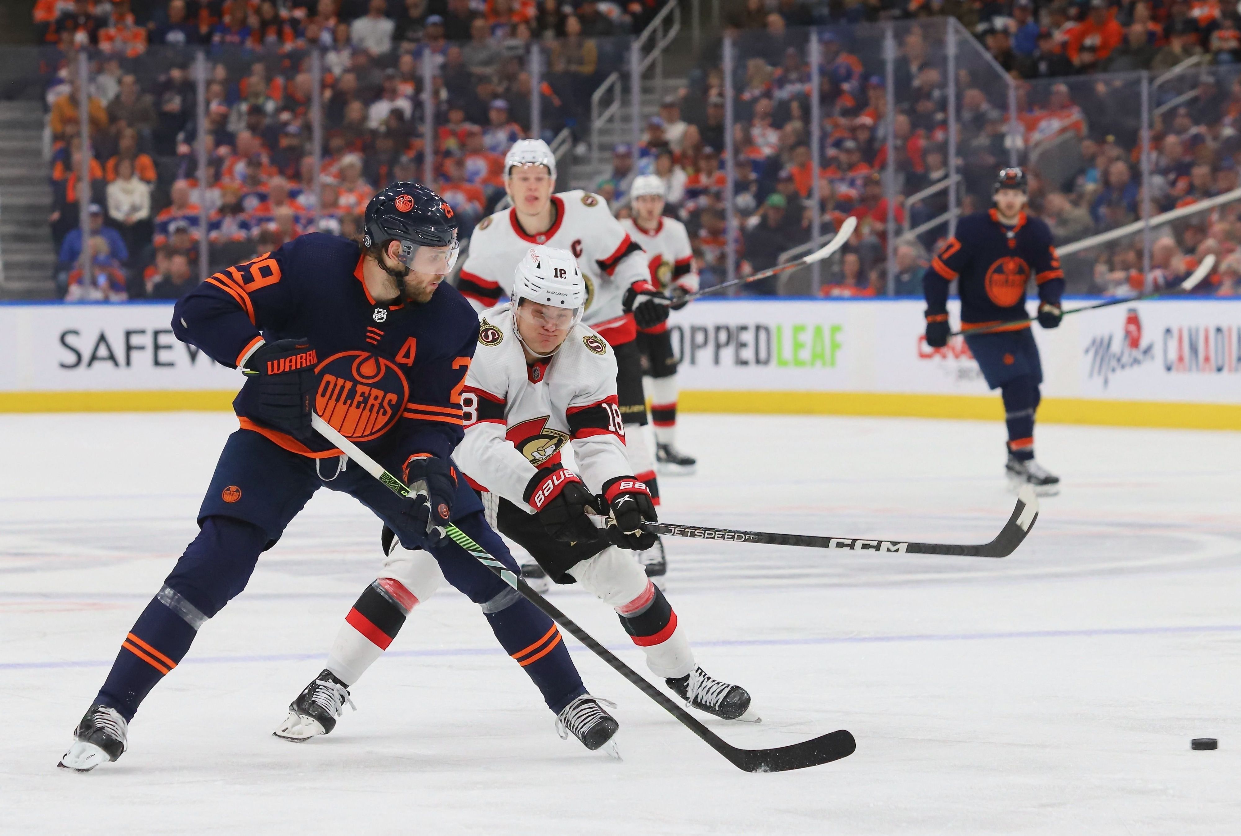 Die deutschen Nationalspieler Leon Draisaitl und Tim Stützle im Zweikampf.
