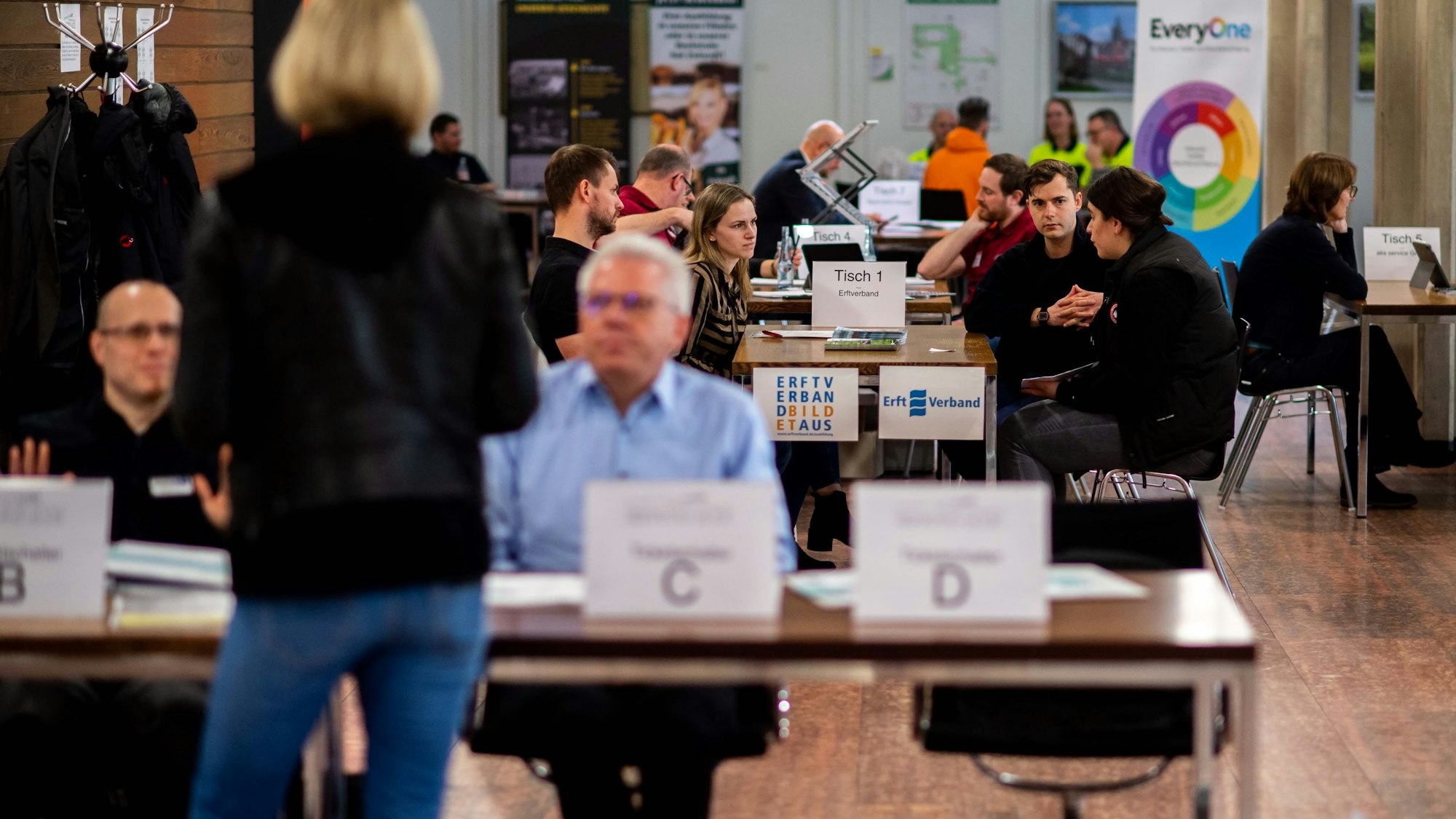Ein Blick in den Raum des Kreishauses. An nummerierten Tischen sitzen die Azubis und Vertreter der Unternehmen.