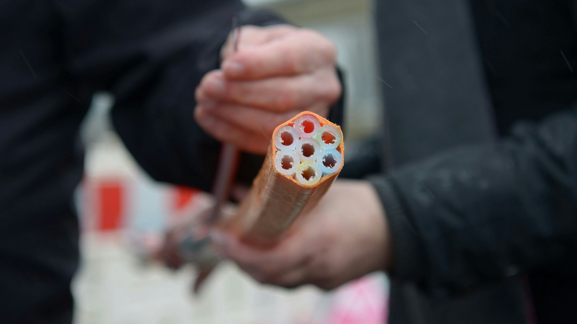 Zu sehen ist das Ende eines aufgeschnittenen Glasfaserkabels.