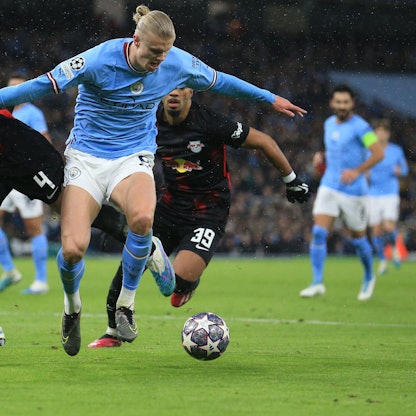 Leipzigs Willi Orban und Benjamin Henrichs in Aktion gegen Manchester Citys Erling Haaland.