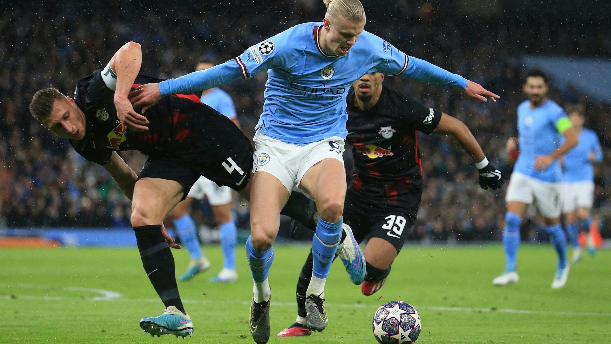 Leipzigs Willi Orban und Benjamin Henrichs in Aktion gegen Manchester Citys Erling Haaland.