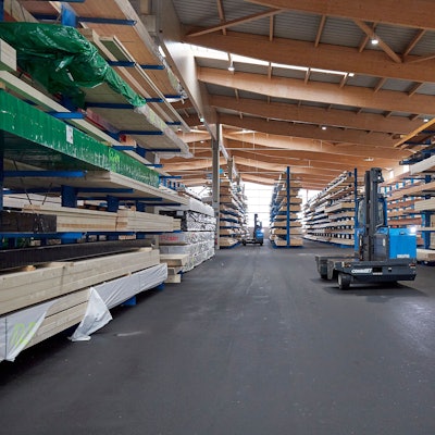 Blick in die große Lagerhalle.