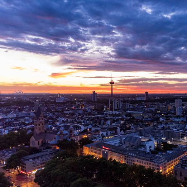 Die Sonne geht über Köln auf. Unter anderem zu sehen ist der Fernsehturm Colonius.