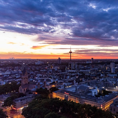 Die Sonne geht über Köln auf. Unter anderem zu sehen ist der Fernsehturm Colonius.
