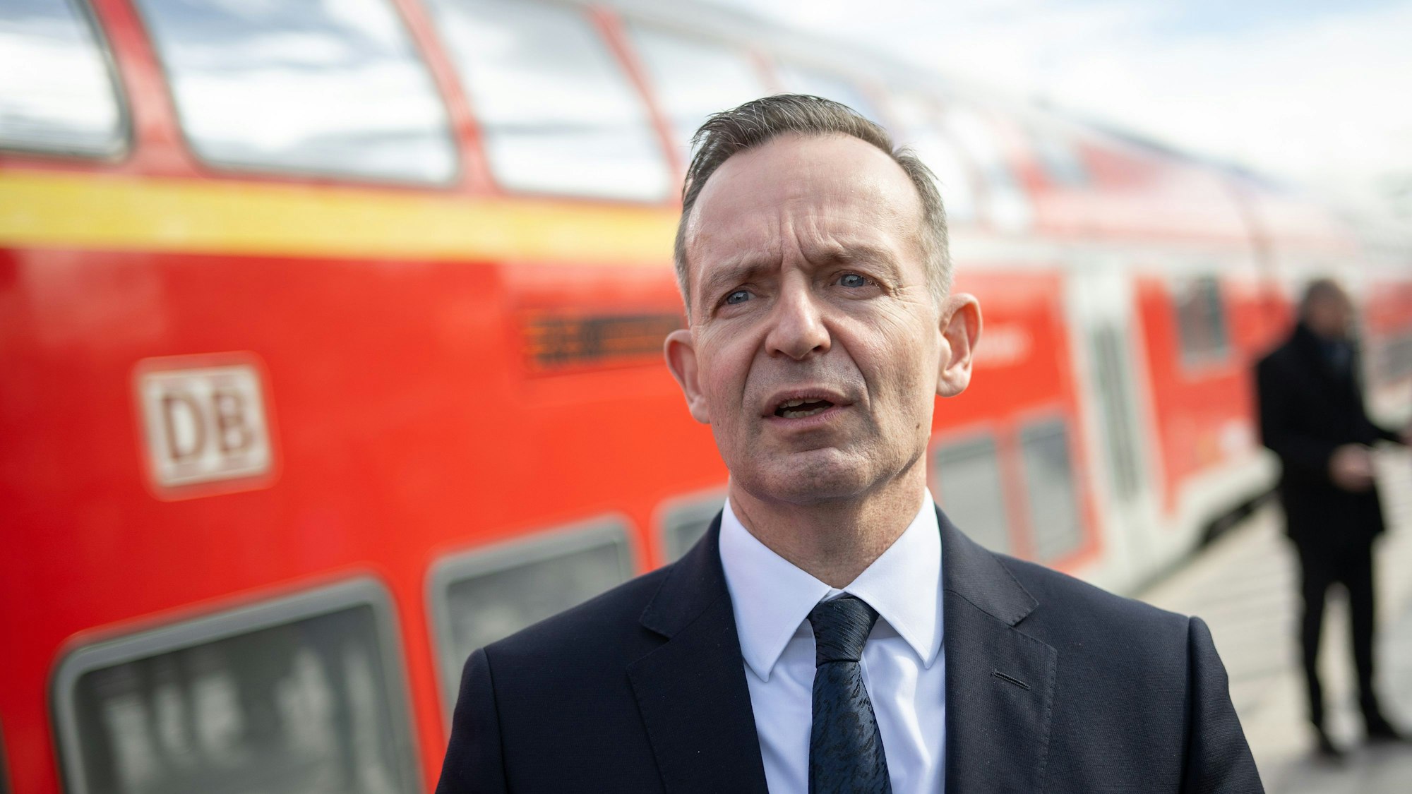 Volker Wissing (FDP), Bundesminister für Verkehr und Digitales, steht während einer Besichtigung der Riedbahn genannten Bahnstrecke Mannheim-Frankfurt am Bahnhof Lampertheim in Hessen.