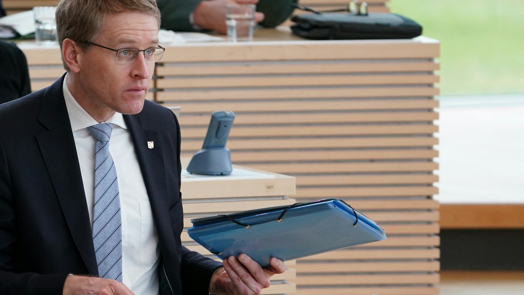 Daniel Günther (CDU), Ministerpräsident von Schleswig-Holsteins, sitzt während der Landtagssitzung im Landeshaus.