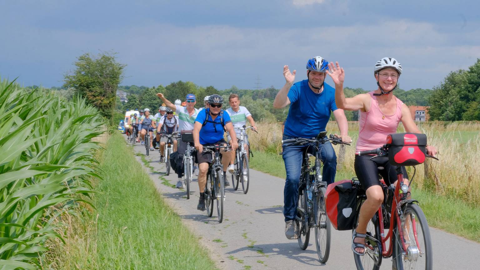 Viele Radfahrer auf einer Radtour in der Natur.