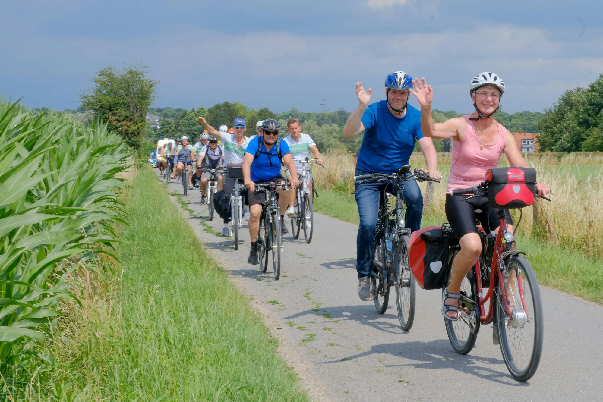 Viele Radfahrer auf einer Radtour in der Natur.