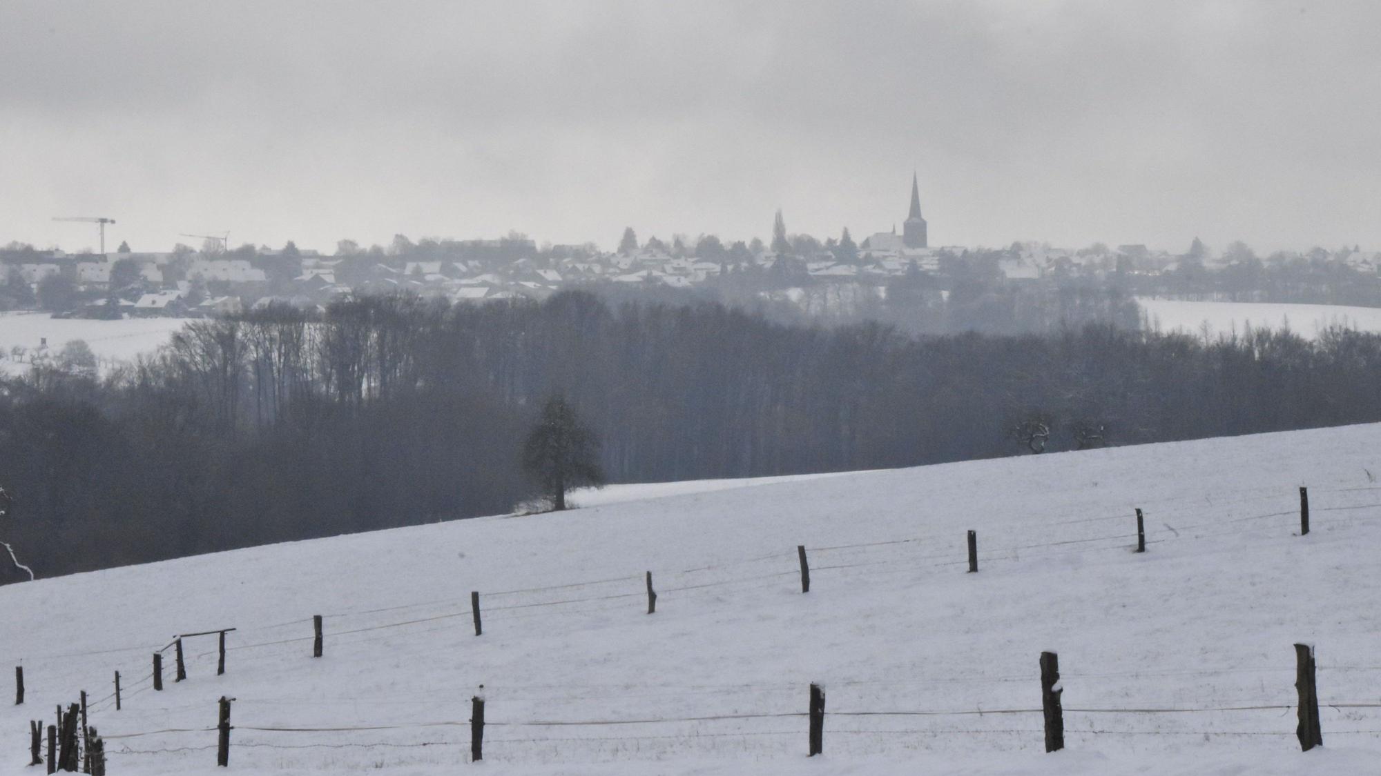 Eine schneebedeckte Wiese in Much.