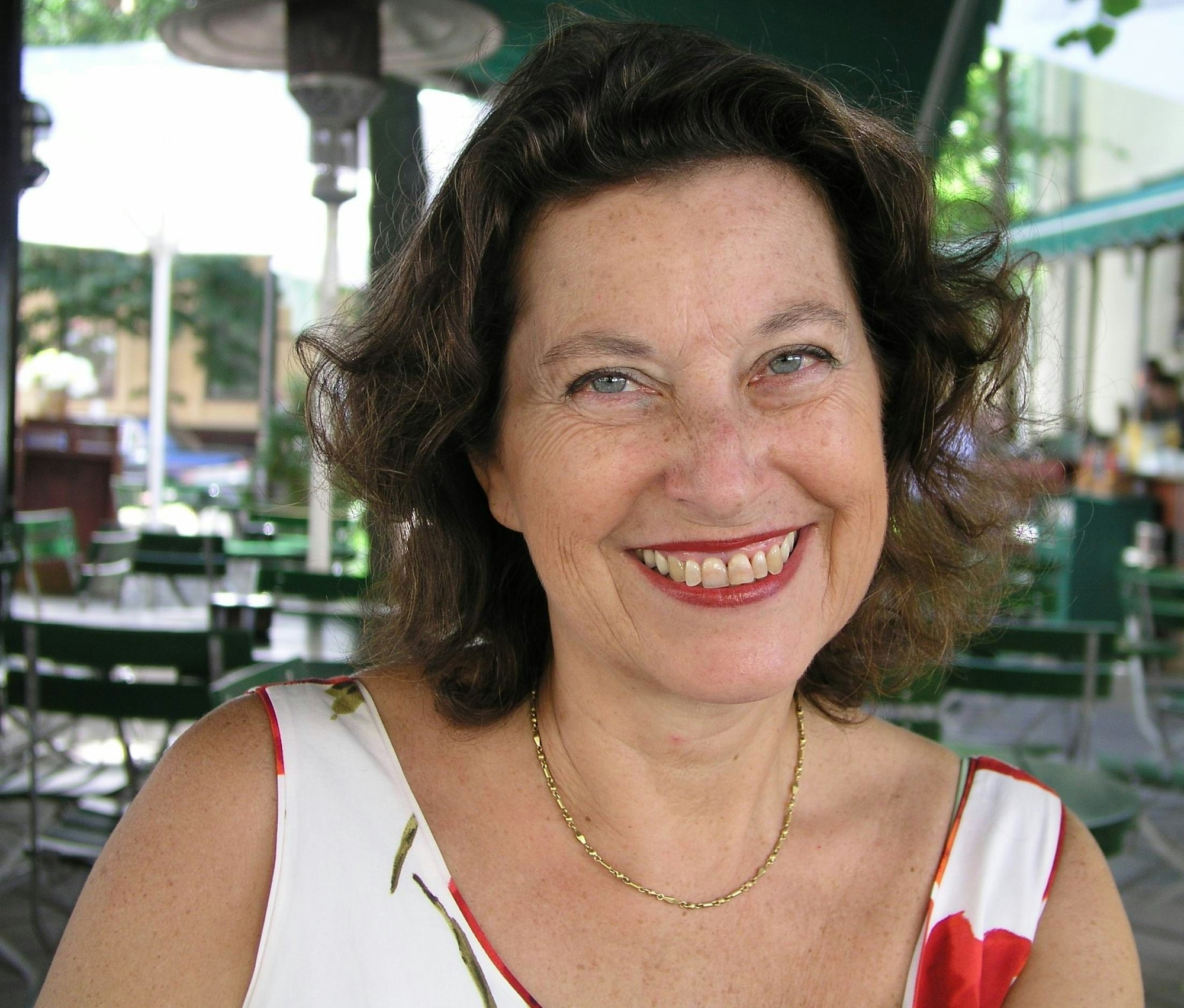 Ruth Herz strahlt in die Kamera