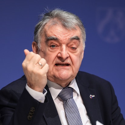 Herbert Reul (CDU), Innenminister in Nordrhein-Westfalen, macht das Tötungsdelikt in Freudenberg fassungslos. (Archivbild)