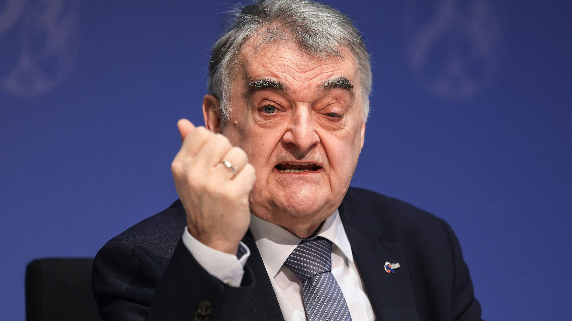 Herbert Reul (CDU), Innenminister in Nordrhein-Westfalen, macht das Tötungsdelikt in Freudenberg fassungslos. (Archivbild)