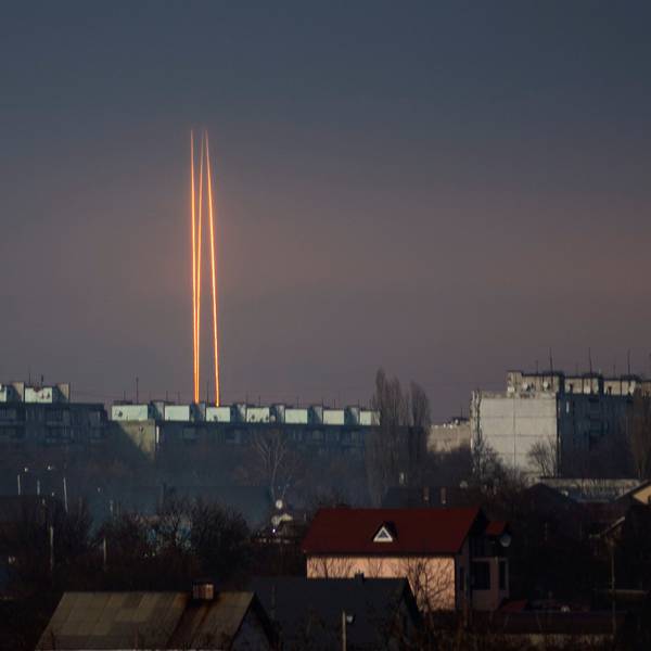 dpatopbilder - 09.03.2023, Ukraine, Charkiw: Drei russische Raketen, die von der russischen Region Belgorod aus auf die Ukraine abgefeuert wurden, fliegen in der Morgendämmerung. Foto: Vadim Belikov/AP +++ dpa-Bildfunk +++