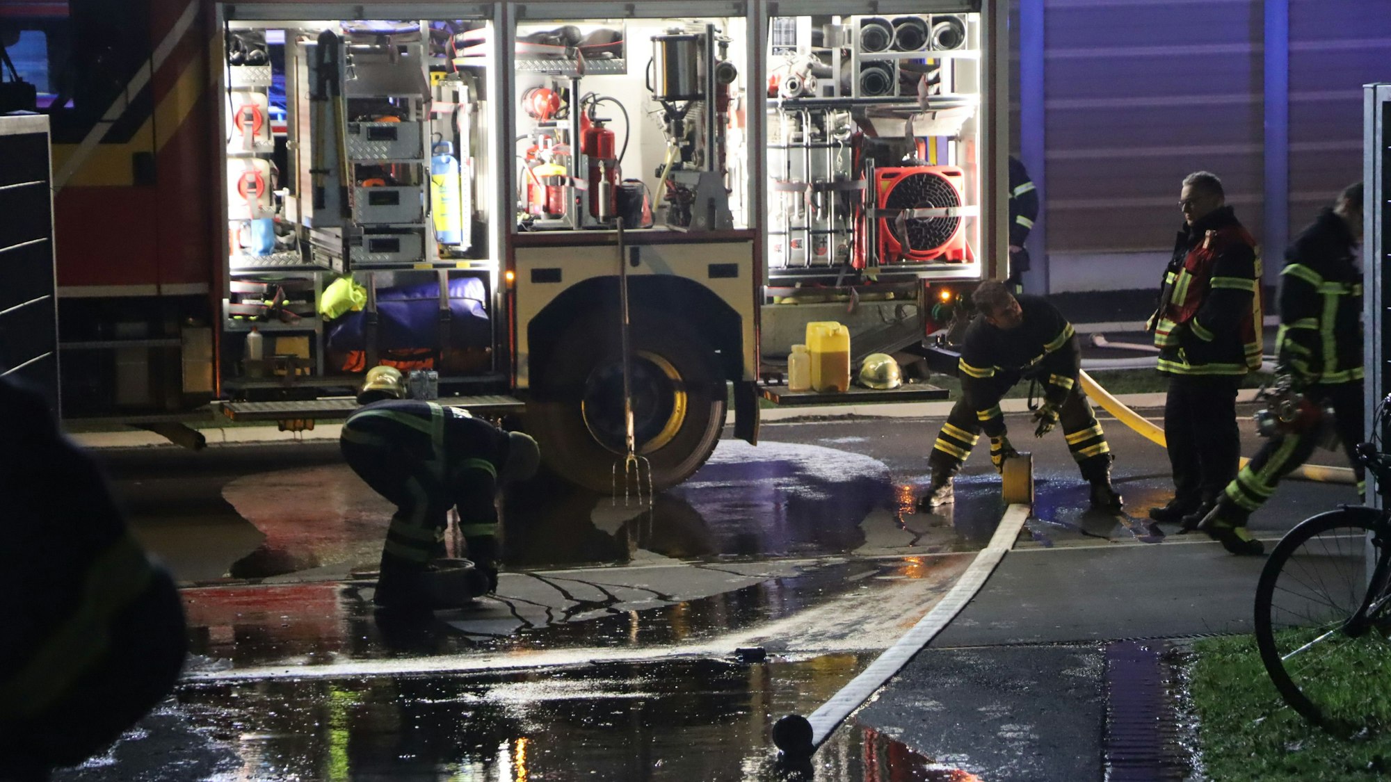 Die Feuerwehr Hürth bei dem Einsatz in Efferen.