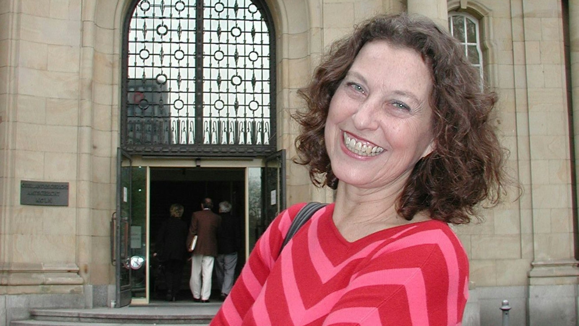 Ruth Herz steht vor dem Justizgebäude am Reichensperger Platz